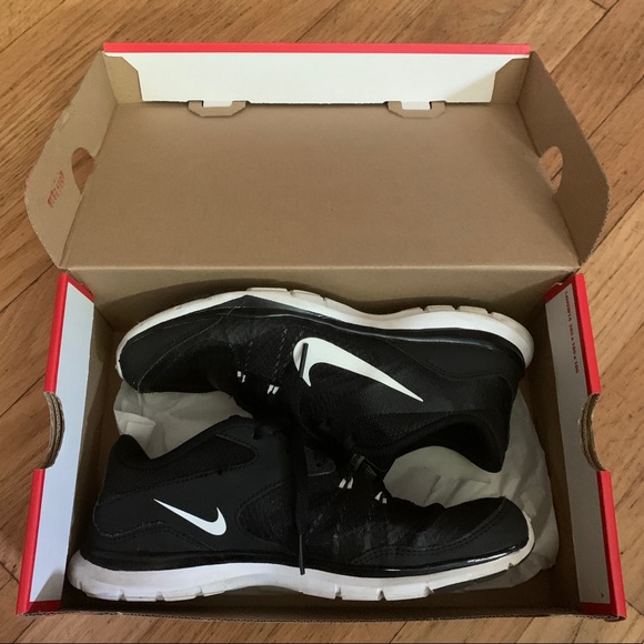 black nike flex trainers